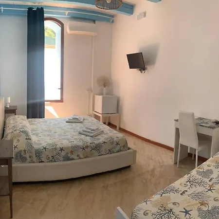 Borgomarino's Couette-café